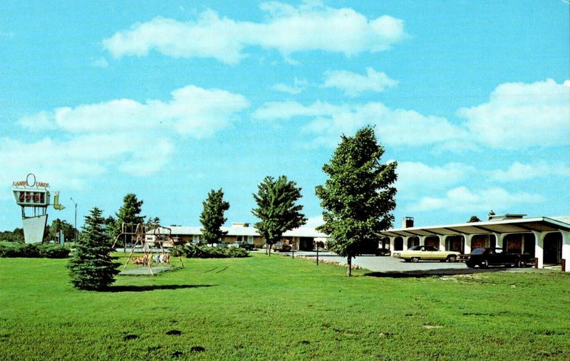 Land O Lakes Motel - Old Postcard (newer photo)
